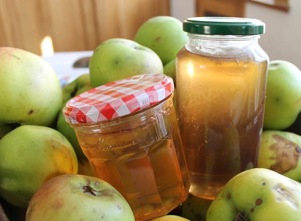 apple jelly in jars