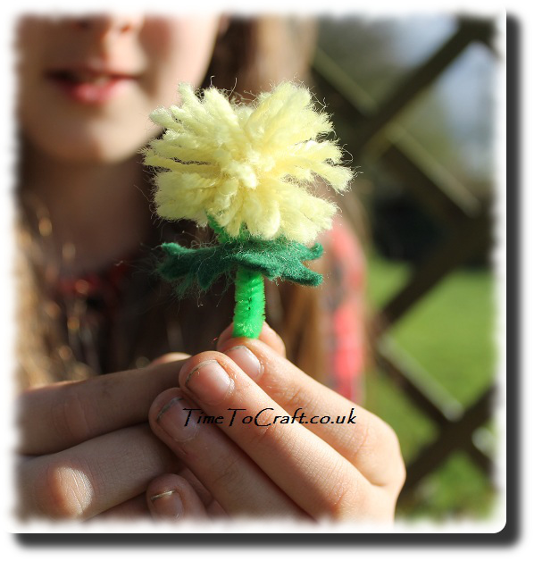 pompom dandelion in hand
