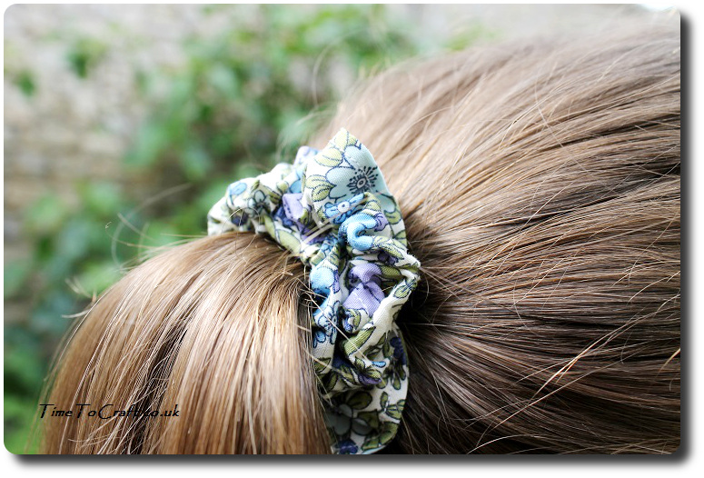 how to make a scrunchy hair band making a ponytail close up