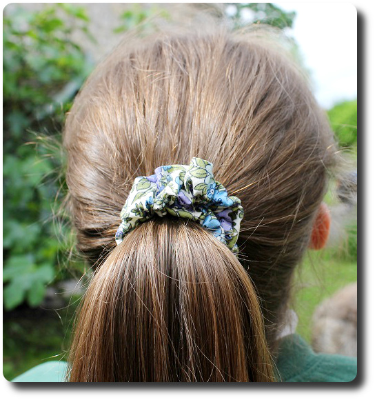 how to make a scrunchy hair band making a ponytail