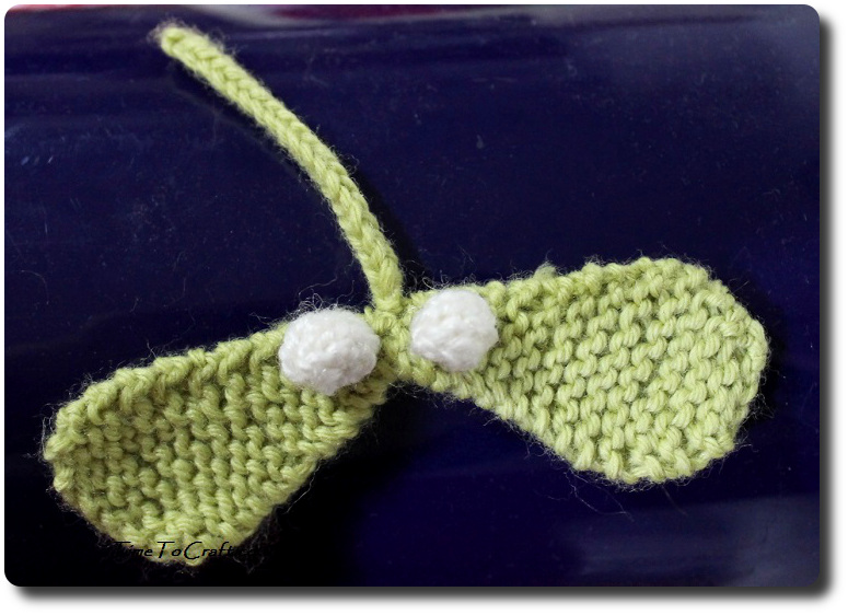 knitted-mistletoe-on-blue