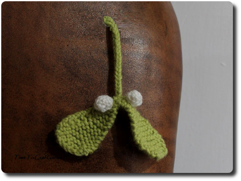 knitted-mistletoe-on-chair