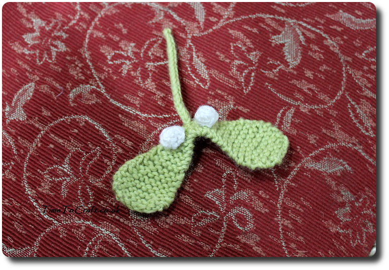 knitted-mistletoe-on-cushion