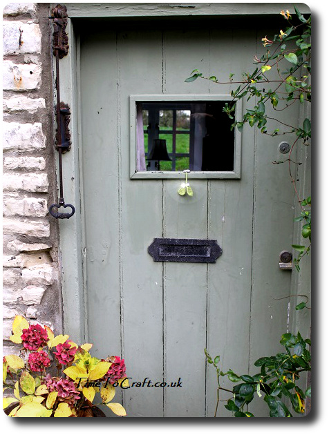 knitted-mistletoe-on-front-door
