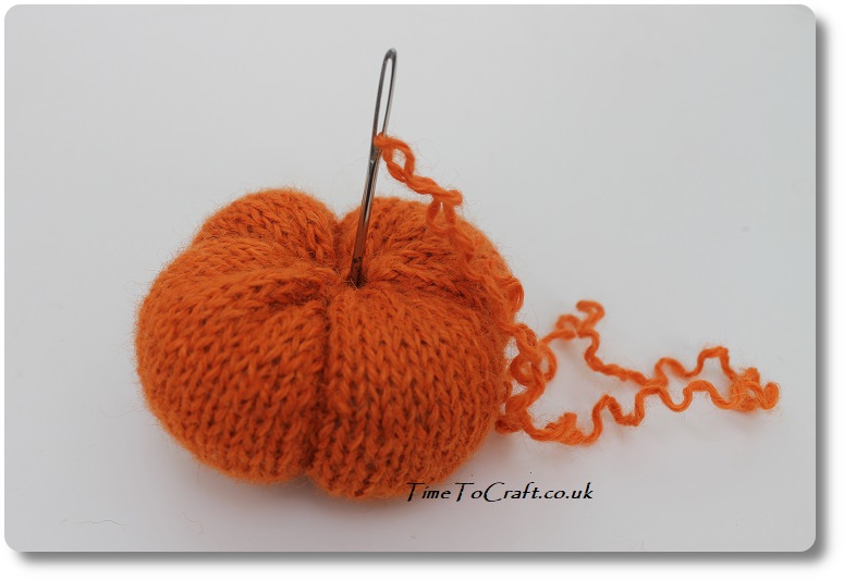 give the knitted pumpkin segments