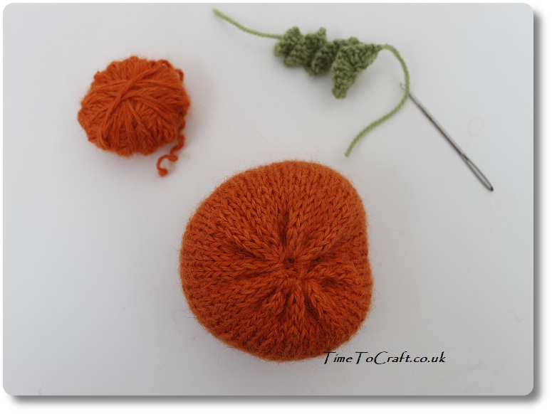 knit pumpkin and add the tendrils